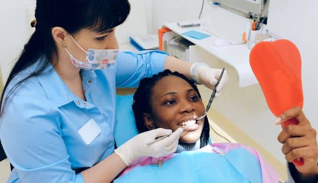 בדיקות שיניים סדירות יכולות לזהות בעיות.