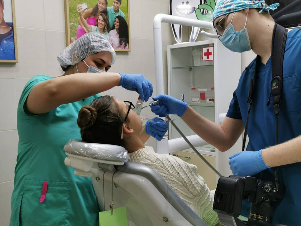 טיפול השיניים הטוב ביותר בטורקיה - רופאי שיניים מיומנים, מחירים תחרותיים, חיוכים יפים. 